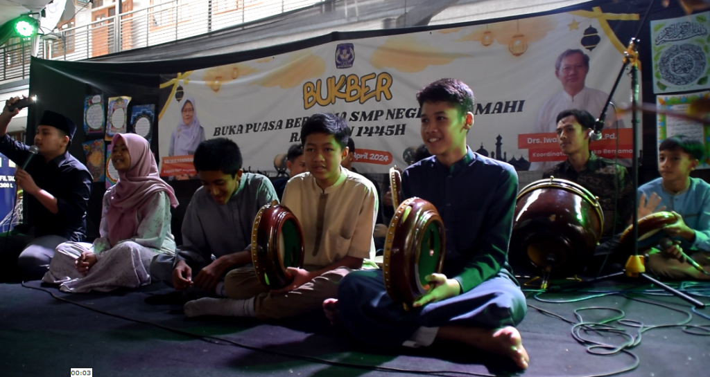 Tampilan dari tim hadroh ekskul KSI SMPN 1 Cimahi