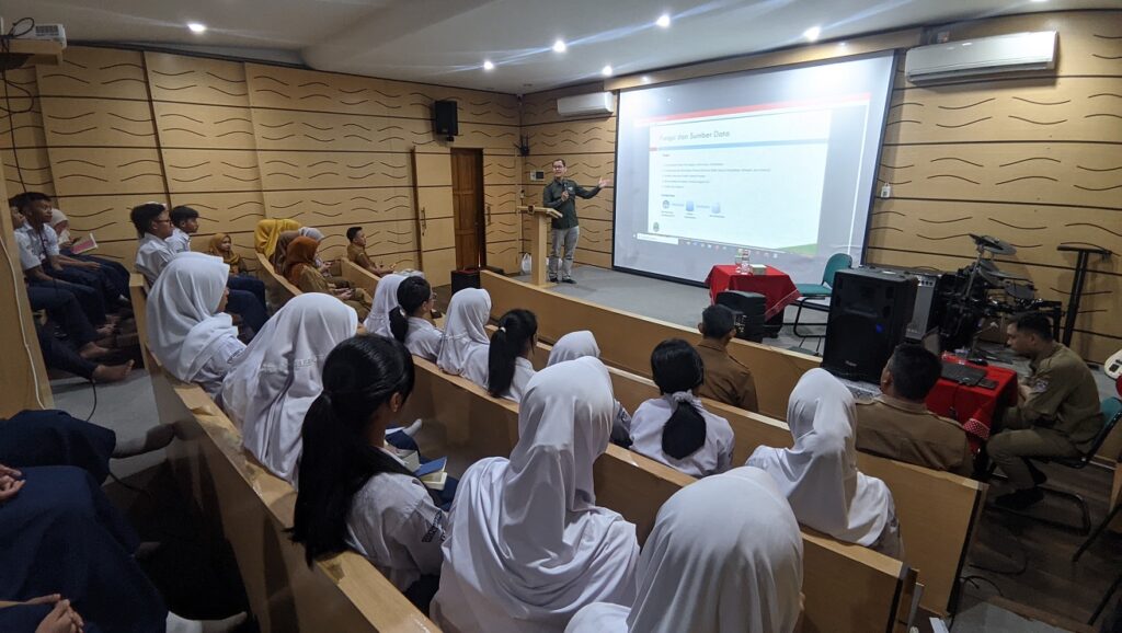 Cece Sutia sebagai pemateri kegiatan kurasi talenta siswa berprestasi