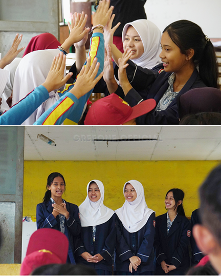 OSIS SMPN 1 Cimahi menghibur anak-anak sekitar korban longsor pasirlangu