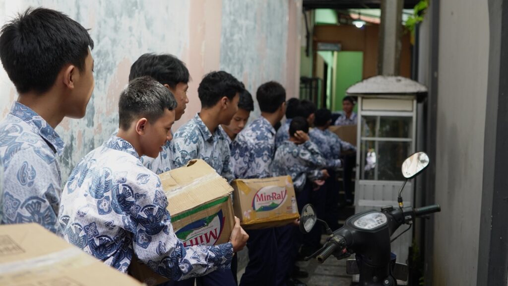 Siswa SMPN 1 Cimahi gotong royong dalam pendistribusian bantuan sosial korban longsor pasirlangu