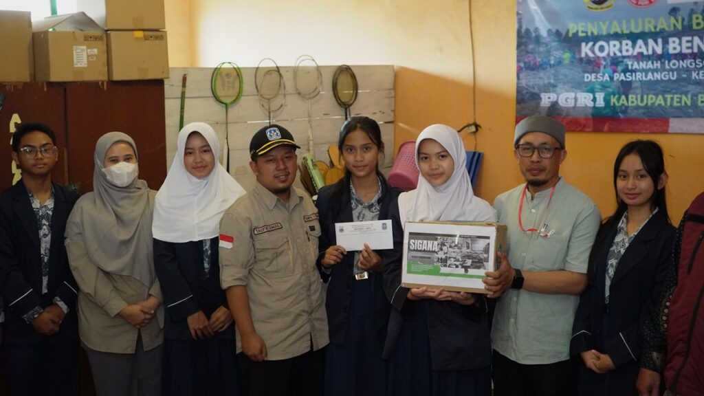 SMPN 1 Cimahi menyerahkan bantuan sosial kepada korban longsor pasirlangu cisarua