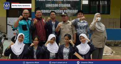 SMPN 1 Cimahi menyerahkan bantuan sosial kepada korban longsor pasirlangu cisarua