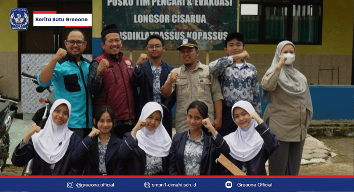 SMPN 1 Cimahi menyerahkan bantuan sosial kepada korban longsor pasirlangu cisarua