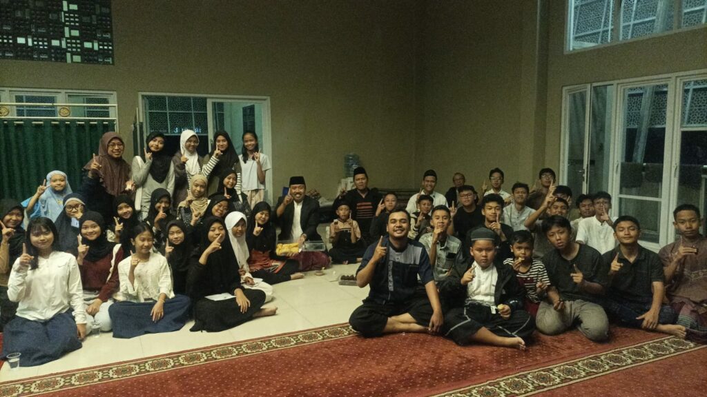 Kebersamaan siswa-siswi SMPN 1 Cimahi melaksanakan shalat tarawih berjamaah ramadhan 1447H