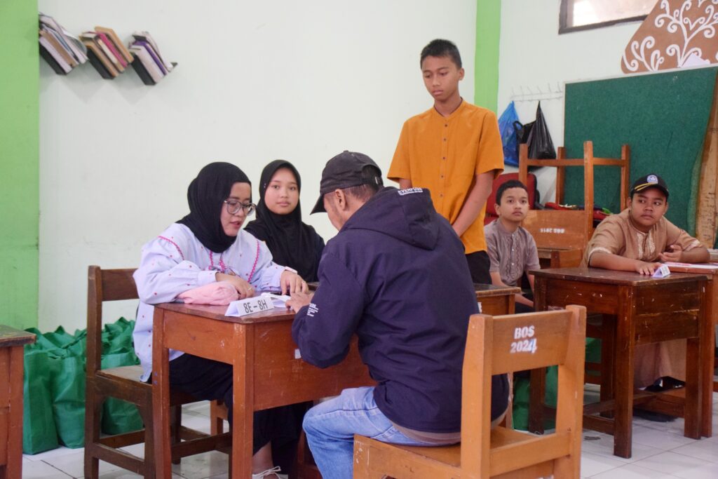 Penyaluran Bakti Sosial Ramadhan 1447H SMPN 1 Cimahi